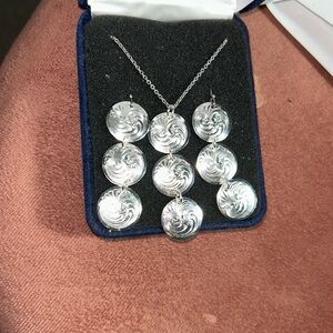 Montana Silversmiths 
 CONCHO jewelry Set w: Gift Box